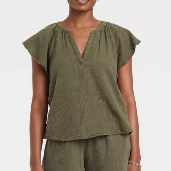 Universal Thread Tops - < Army Green Flutter Sleeve Blouse Size Medium >